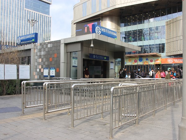 北京地鐵站安裝喜師傅地鐵不銹鋼護欄