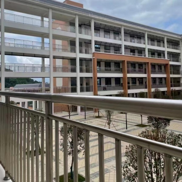 304不銹鋼圓管學(xué)校護(hù)欄