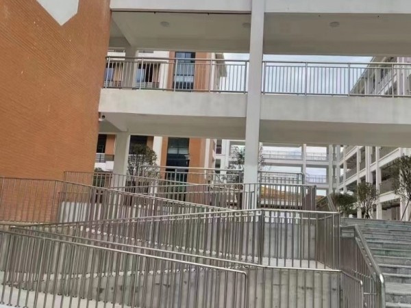 不銹鋼學(xué)校護(hù)欄 不銹鋼學(xué)校護(hù)欄