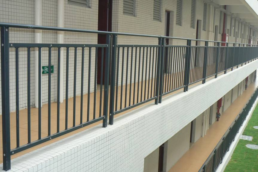 不銹鋼護(hù)欄立柱高度和間距是多少？