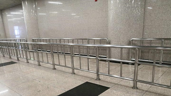 喜師傅地鐵不銹鋼護(hù)欄 喜師傅地鐵不銹鋼護(hù)欄