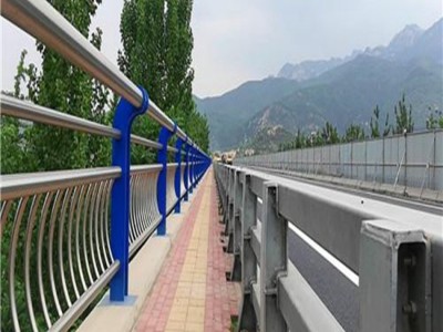 不銹鋼道路護(hù)欄的優(yōu)勢(shì)？