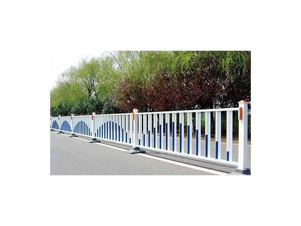 經(jīng)常淋雨的道路不銹鋼護欄還能保持不銹嗎？