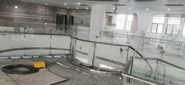 不銹鋼玻璃護(hù)欄工程