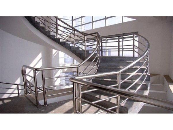 樓梯不銹鋼護(hù)欄怎么設(shè)計(jì)安裝才能安全又美觀？