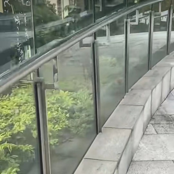 商場(chǎng)不銹鋼玻璃護(hù)欄 商場(chǎng)不銹鋼玻璃護(hù)欄