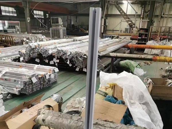 怎樣選擇不銹鋼立柱廠家？