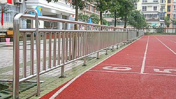 操場(chǎng)不銹鋼安全護(hù)欄