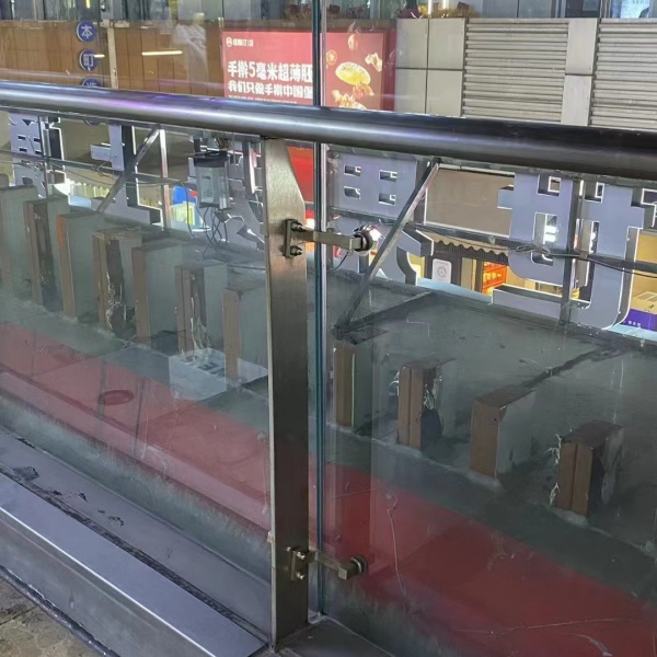 單刀片立柱玻璃護(hù)欄 單刀片立柱玻璃護(hù)欄