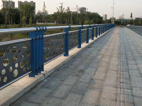 喜師傅講述市政道路不銹鋼護欄的特色及用途