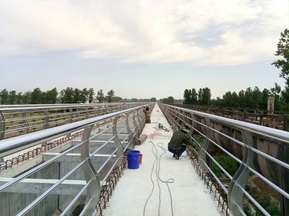 不銹鋼工地防護(hù)欄實(shí)景圖