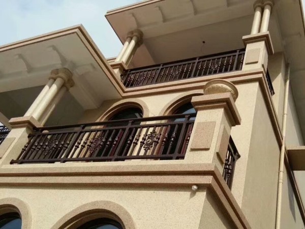 小區(qū)陽臺護(hù)欄用不銹鋼護(hù)欄和鐵藝護(hù)欄還有鋅鋼護(hù)欄哪個(gè)比較好？