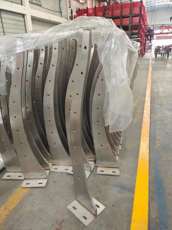 為什么現(xiàn)在用實心板不銹鋼立柱的越來越多了？