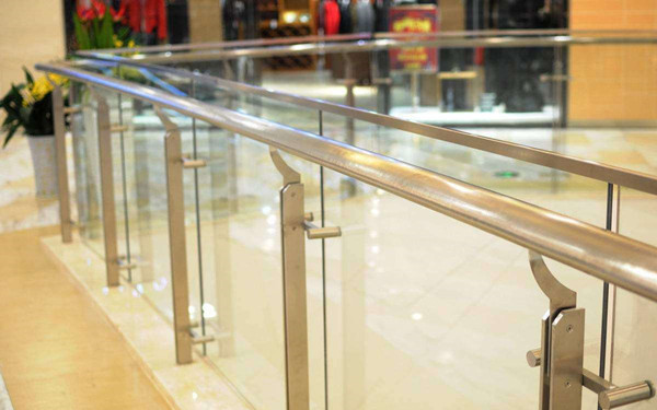 陽臺(tái)不銹鋼玻璃護(hù)欄怎樣安裝才安全？
