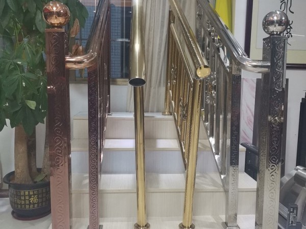 實(shí)心鋼板成品護(hù)欄 實(shí)心鋼板成品護(hù)欄