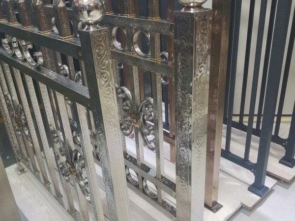 實(shí)心鋼板成品護(hù)欄 實(shí)心鋼板成品護(hù)欄