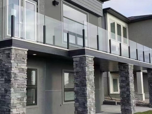 別墅不銹鋼玻璃護(hù)欄 別墅不銹鋼玻璃護(hù)欄