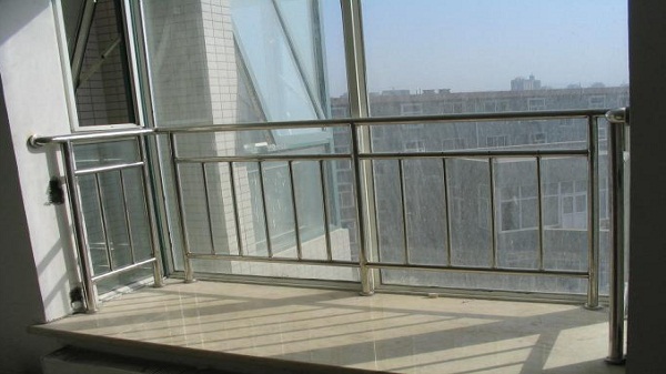 新房自帶的不銹鋼陽(yáng)臺(tái)護(hù)欄要不要拆？