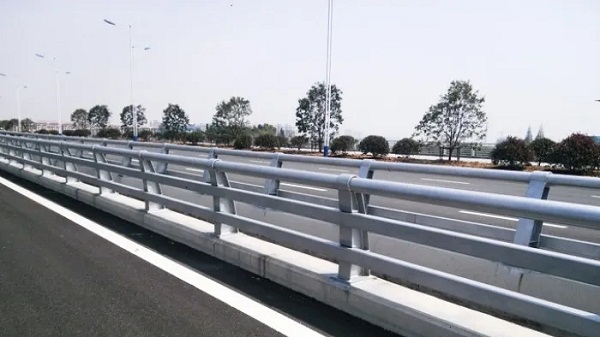 道路防撞不銹鋼護(hù)欄的重要性你知道幾條？