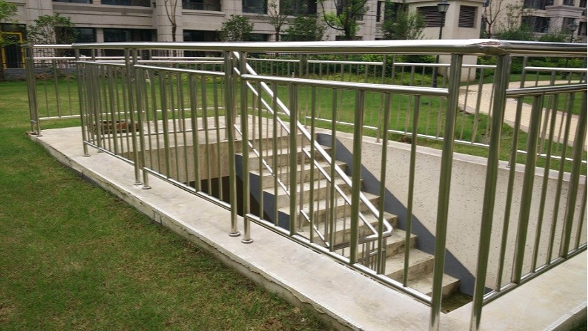 小區(qū)戶(hù)外不銹鋼防護(hù)欄 小區(qū)戶(hù)外不銹鋼防護(hù)欄