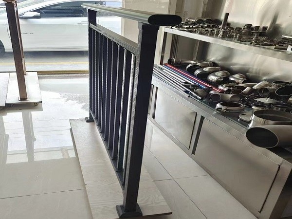 實(shí)心鋼板成品護(hù)欄 實(shí)心鋼板成品護(hù)欄