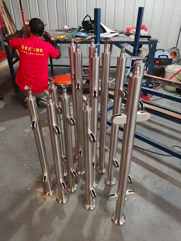 不銹鋼立柱、不銹鋼護(hù)欄定制時(shí)怎么避免出錯(cuò)？