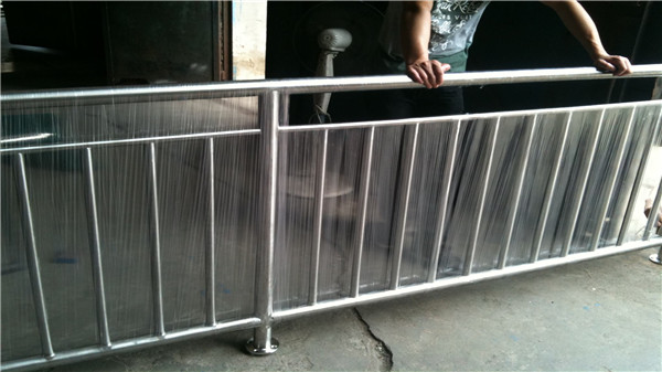 道路不銹鋼防護(hù)欄生銹開裂誰造成的？