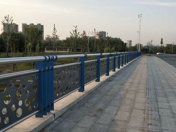 道路不銹鋼護(hù)欄的價(jià)錢由什么決定？