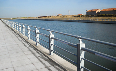 不銹鋼護(hù)欄間隔怎么選安全又美觀？