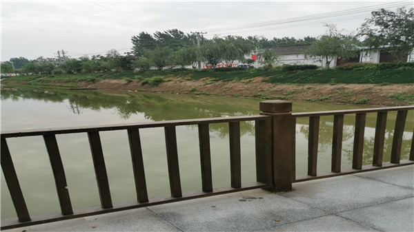 不銹鋼護(hù)欄經(jīng)常淋雨就一定會生銹嗎？